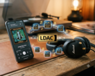 Smartphone streams Hi-Res music onto headphones