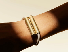 Luffu Link is available in three colors: gold, blue, and black.