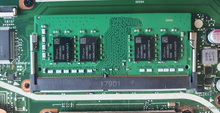 The 16-GB DDR4-3200 RAM (8 GB soldered in + 8 GB slotted) runs in dual-channel mode