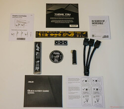 Asus ROG Astral GeForce RTX 5080 OC: Accessories