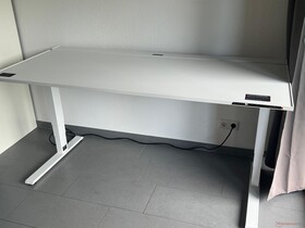 The power supply is only available in the left leg column.