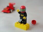 An image showing a LEGO figurine and a race car. (Image source: 2Technology - Pixabay)