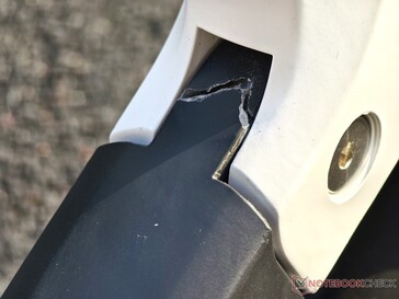 My Ossby Geo already has a broken frame after just a few days of use. (Image source: Alexander Fagot, Notebookcheck)