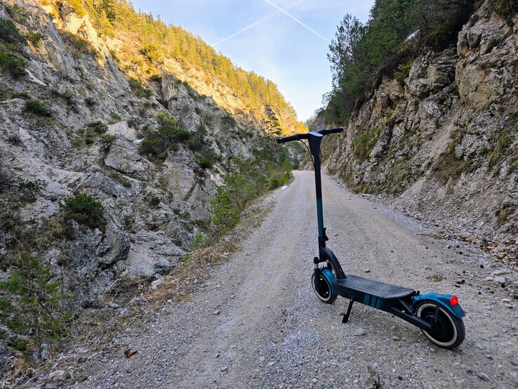 The SoFlow SO4 Pro Max also climbs steep mountains.