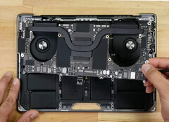 Apple has made a few internal changes with the latest MacBook Pro 14. (Image source: iFixit)