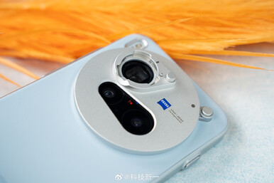On the Vivo X300 Pro, the lens mount doesn’t cover any camera. There’s no spectral sensor.