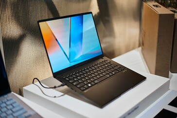 ASUS Vivobook S 14. (Source: Alex Waetzel for Notebookcheck)