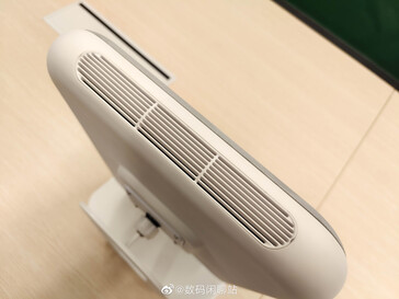 The leaker Digital Chat Station claims to have snapped the Motorola Space Charger from multiple angles. (Source: Digital Chat Station via Weibo)