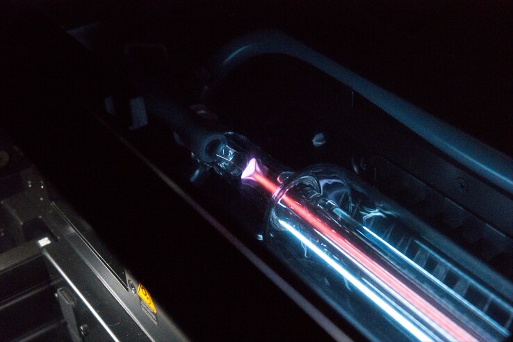 A nice touch: The laser beam is visible, particularly at higher power (note: The protective films on the covers were not removed)
