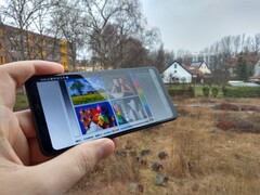 Using the LG G7 Fit outdoors with reflections onscreen