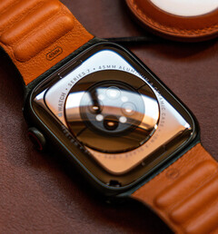 The latest watchOS update introduces a fast charging problem for some Apple Watch series devices. (Image source: Omar Al-Ghosson)