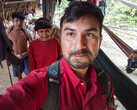 David Good visits his mother (back) in her village and researches the treatment of chronic diseases (image: Yanomami Foundation)