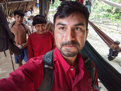 David Good visits his mother (back) in her village and researches the treatment of chronic diseases (image: Yanomami Foundation)