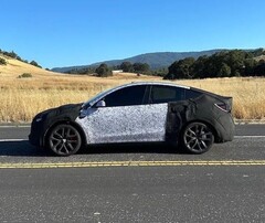 The 2026 Model Y Performance in test mule camouflage. (Image source: ConfidentImage4266/Reddit)
