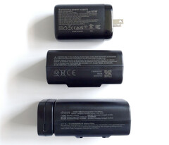 Charger, battery, charging cap on battery (top to bottom). (Image source: Notebookcheck)
