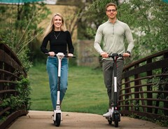 The GoTrax Apex XL e-scooter has range of 12 miles (~19.31 km) (Image source: GoTrax)