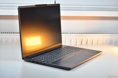 The Lenovo IdeaPad Slim 3 15Q8X10 with the Qualcomm Snapdragon X (image source: Benjamin Herzig/Notebookcheck)