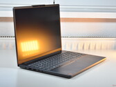 The Lenovo IdeaPad Slim 3 15Q8X10 with the Qualcomm Snapdragon X (image source: Benjamin Herzig/Notebookcheck)