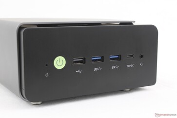 Front I/O. (Image source: Allen Ngo of Notebookcheck)