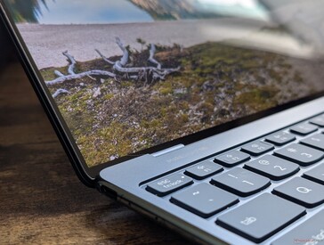 Edge-to-edge glass touchscreen