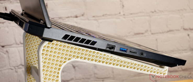 2.5 GBit LAN, USB 3.1 Gen 2, microSD, 3.5 mm headset