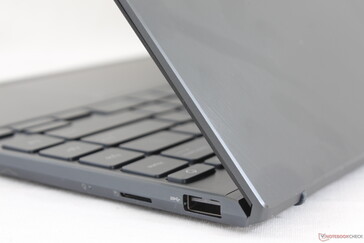Familiar glossy spun-metal outer lid design as most other ZenBook laptops