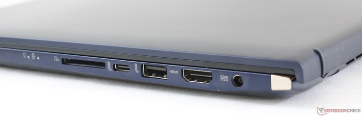 Right: SD reader, USB Type-C 3.1 Gen. 2, USB Type-A 3.1 Gen. 2, HDMI, AC adapter