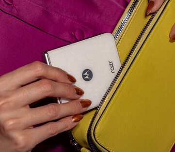 Motorola Razr 2025 in Pantone Lightest Sky. (Image source: Motorola)
