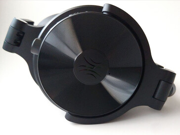 Microphone near the logo. (Image source: Notebookcheck)