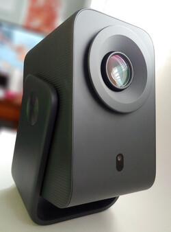 The TCL C1 is a simple-to-use projector with automatic image setup. (Image source: Notebookcheck)