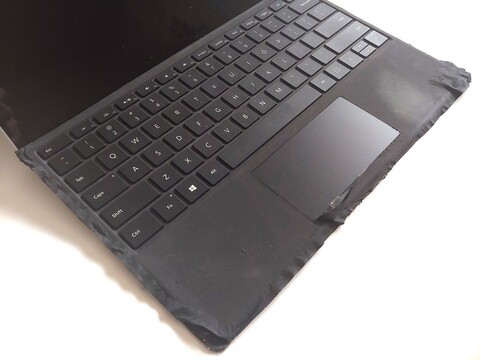 Microsoft Surface Pro keyboards become worn out quickly due to the poor choice of cover materials. (Image source: Notebookcheck)