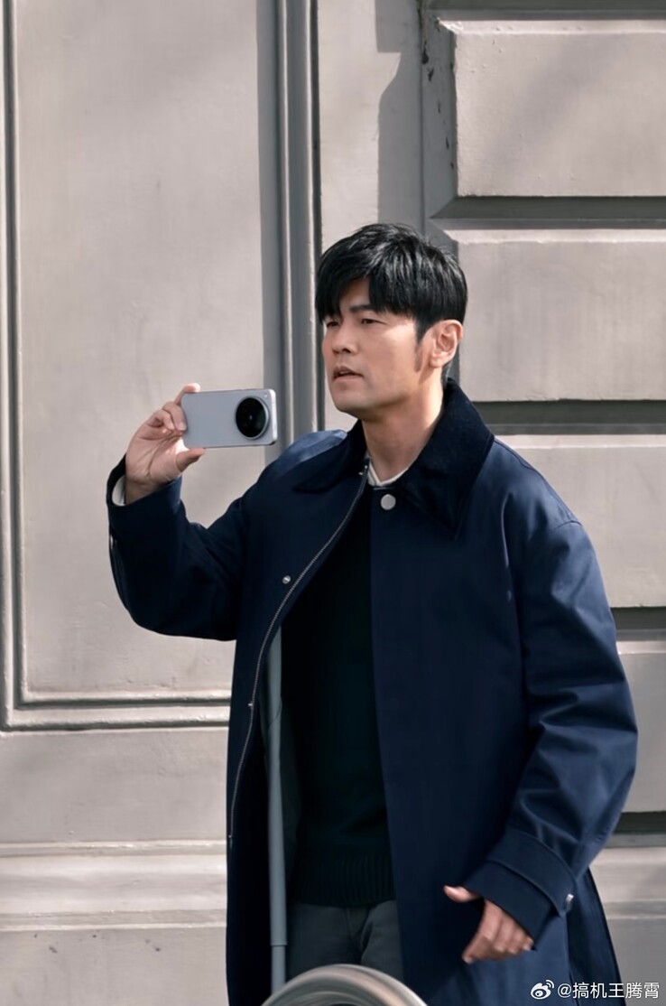 The X500 Pro Max in Chou's hand for an ad shooting
