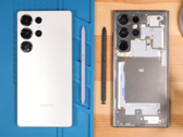 The S24 Ultra (left) vs. the S25 Ultra. (Image source: PhoneRepairGuru via YouTube)