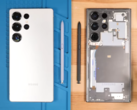 The S24 Ultra (left) vs. the S25 Ultra. (Image source: PhoneRepairGuru via YouTube)