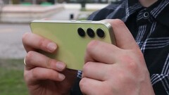 The Galaxy A55 rocks a triple camera system on the back. (Source: Bilibili)