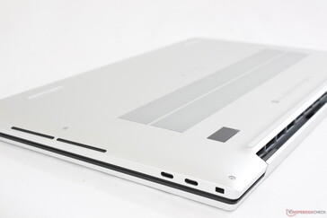 The bottom magnesium panel rises around the sides much like on the XPS 15 9500