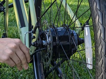 Installing the rear mudguard (Image Source: Stephen Pereyra / Notebookcheck)