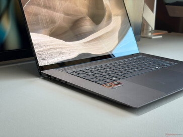 The Zenbook S16 convinces with a slim chassis and great build quality.