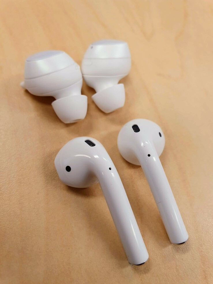 Samsung's Galaxy Buds top and Apple's second-gen AirPods below. (Source: Notebookcheck)