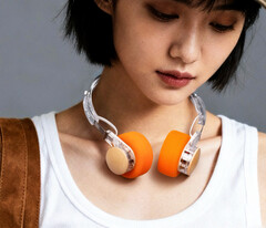 The combination of wood and colorful foam gives the FiiO EH11 a charming retro look. (Image source: FiiO)