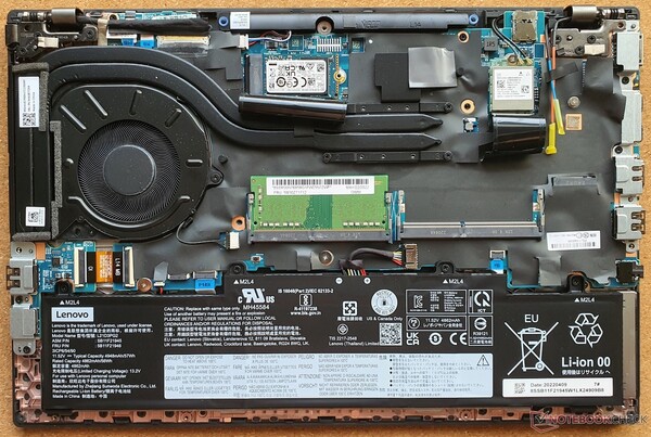 A look inside the Lenovo ThinkPad L14 Gen 3, which sports two RAM slots (Image: Marvin Gollor)