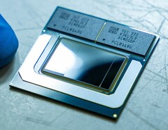 Prototype Meteor Lake chip with integrated RAM. (Image Source: Intel)