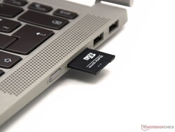 SD cards can only be inserted halfway into the IdeaPad Flex 5.