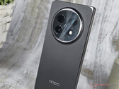 The Oppo Find N5 in its black colourway. (Image source: Notebookcheck)
