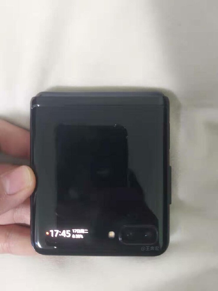 The alleged Fold 2 sports dual real cameras (Image Source: @UniverseIce)