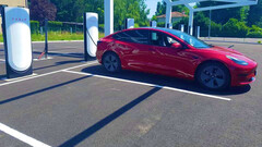 Tesla at the new V4 Supercharger station (image: Alexandre Druliolle)