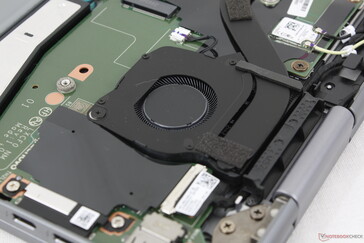 Cooling solution consists of twin ~35 mm fans and a large copper heat pipe between them