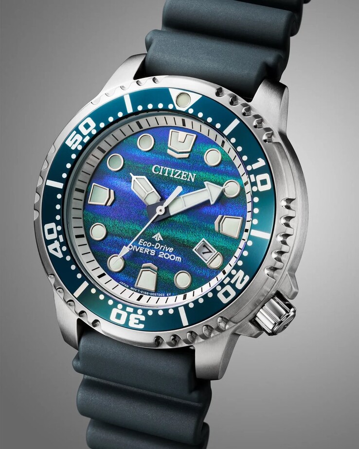 The structural ink dial shifts between deep blue, teal, and subtle violet tones depending on the light.