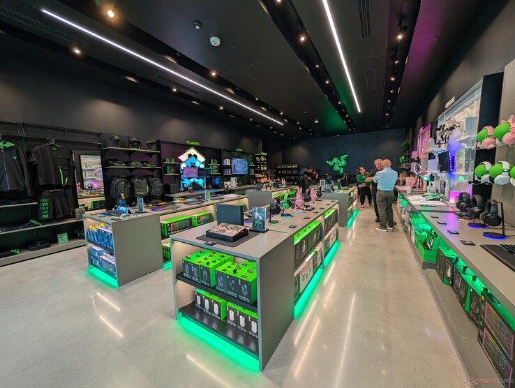 Santa Clara RazerStore an hour before its grand opening