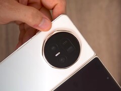 Some YouTubers are already testing the Honor Magic V5. Comparisons with the Magic V3 and Oppo Find N5 are also included. (Image source: Tech Tablets)